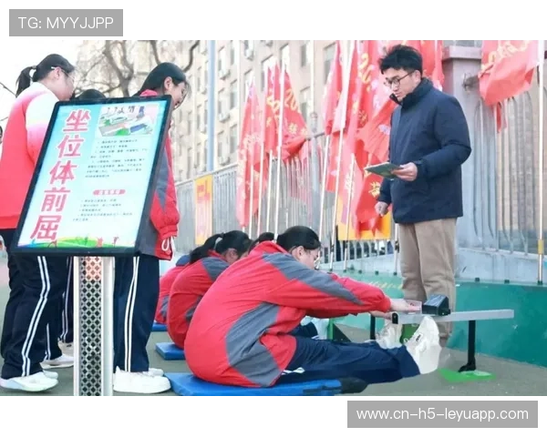 摔跤新规则测试阶段，裁判与运动员进行适应培训